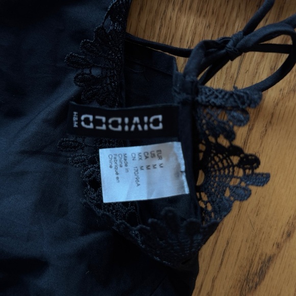 Top H&M Black Boxy Embellished Blouse with Mandarin Collar and open back size M - Picture 7 of 12